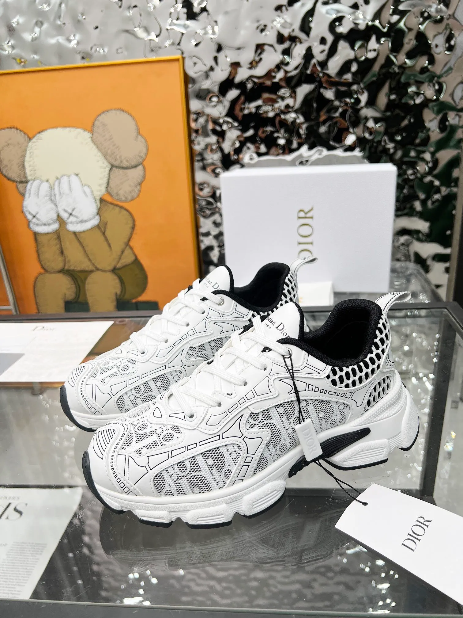 P560🐮🐮The official website of Dijia's new colors has been updated simultaneously [Celebration] This Dior Vibe sneaker incorporates Dior's high-end spirit and reinterprets classic running shoes. White mesh fabric features an Oblique print and is paired with laminated leather-effect panels in gold and silver tones for a contrasting look. It is further embellished with classic details such as 3D effect details, the lucky star symbol on the rear, and the logo on the tongue and rear pull tab. The lightweight sole is embellished with gray stars, complementing a variety of casual or elegant pieces for a modern look. Size: Women’s size 35-41 (35/42 can be customized) Men’s size 40-46 (39/46 can be customized)